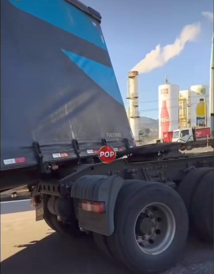 Semi-reboque de caminhão se solta na Dom Gabriel